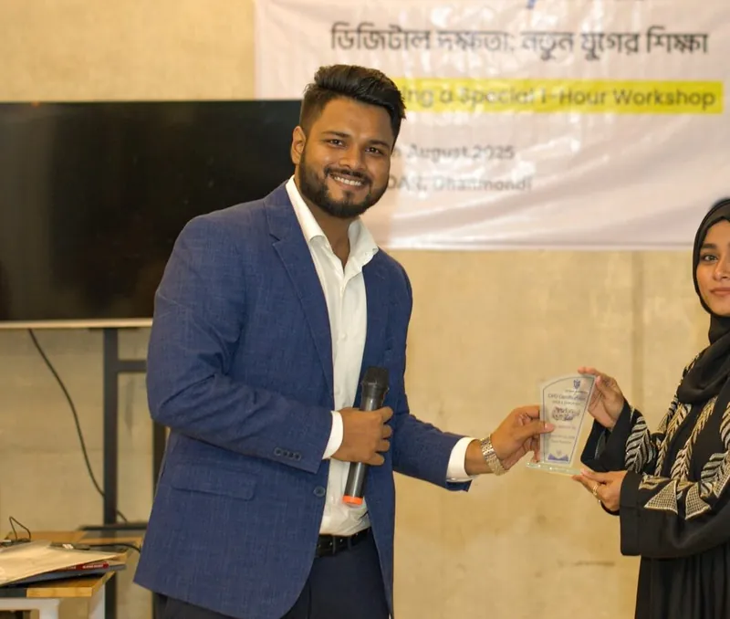 Graduation ও CPD Certification Ceremony 2025-এ একজন graduate-এর হাতে স্মারক তুলে দিচ্ছেন Alamin Mumit
