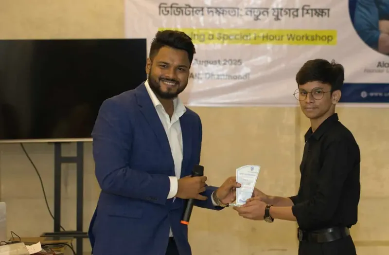 Ceremony-তে একজন graduate-এর হাতে সার্টিফিকেট তুলে দিচ্ছেন Alamin Mumit